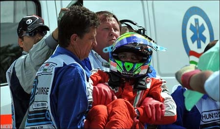 Felipe Massa suýt mất mạng trong ngày đua phân hạng - 1 Felipe Massa suýt mất mạng trong ngày đua phân hạng - 1