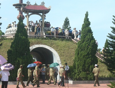 Nghĩa trang đường 9 - ngào ngạt khói hương và nước mắt - 2