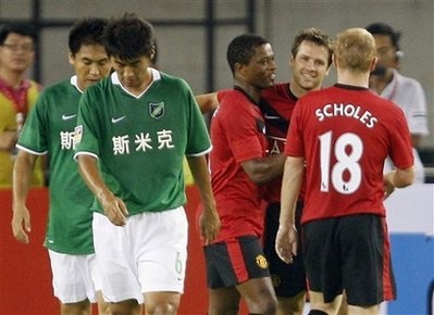 MU “thết đãi” khán giả Trung Quốc bằng “bữa tiệc” bàn thắng - 1