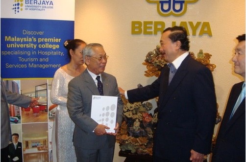 30 học bổng cử nhân Quản trị du lịch khách sạn do Tập đoàn Berjaya, Malaysia trao tặng trường Khôi Việt - 3 30 học bổng cử nhân Quản trị du lịch khách sạn do Tập đoàn Berjaya, Malaysia trao tặng trường Khôi Việt - 3
