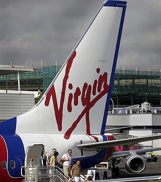 Máy bay Australia rụng bánh trên đường băng - 1