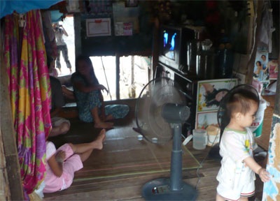 Những đứa trẻ “ngoài rìa” cuộc sống - 1