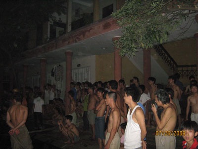 Nổ máy biến áp, hàng trăm hộ dân khổ sở vì mất điện - 2 Nổ máy biến áp, hàng trăm hộ dân khổ sở vì mất điện - 2