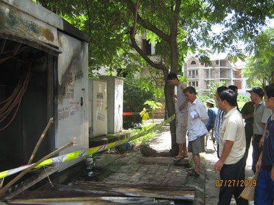 Nổ máy biến áp, hàng trăm hộ dân khổ sở vì mất điện - 5 Nổ máy biến áp, hàng trăm hộ dân khổ sở vì mất điện - 5
