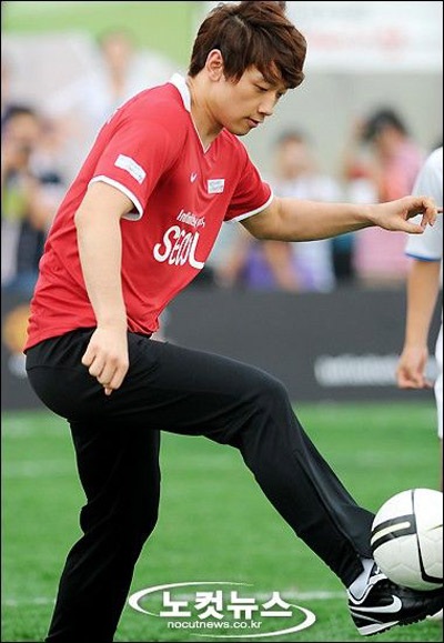 Bi (Rain) trổ tài chơi bóng đá - 5 Bi (Rain) trổ tài chơi bóng đá - 5