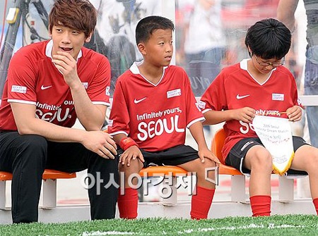 Bi (Rain) trổ tài chơi bóng đá - 8 Bi (Rain) trổ tài chơi bóng đá - 8