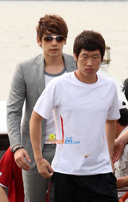 Bi (Rain) trổ tài chơi bóng đá - 11 Bi (Rain) trổ tài chơi bóng đá - 11