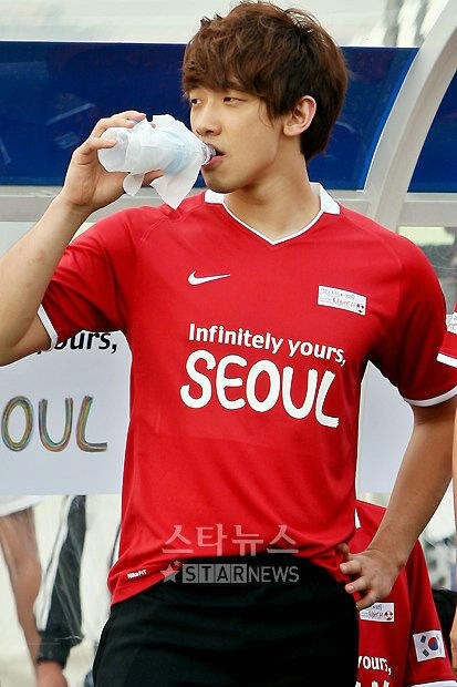 Bi (Rain) trổ tài chơi bóng đá - 4 Bi (Rain) trổ tài chơi bóng đá - 4