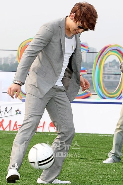 Bi (Rain) trổ tài chơi bóng đá - 12 Bi (Rain) trổ tài chơi bóng đá - 12