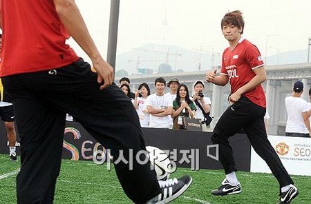 Bi (Rain) trổ tài chơi bóng đá - 9 Bi (Rain) trổ tài chơi bóng đá - 9