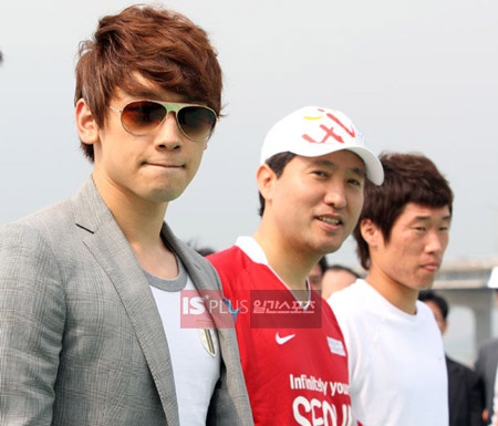 Bi (Rain) trổ tài chơi bóng đá - 14 Bi (Rain) trổ tài chơi bóng đá - 14