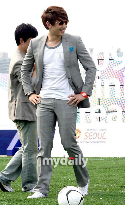 Bi (Rain) trổ tài chơi bóng đá - 15 Bi (Rain) trổ tài chơi bóng đá - 15