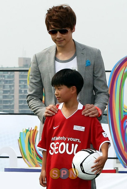 Bi (Rain) trổ tài chơi bóng đá - 16 Bi (Rain) trổ tài chơi bóng đá - 16