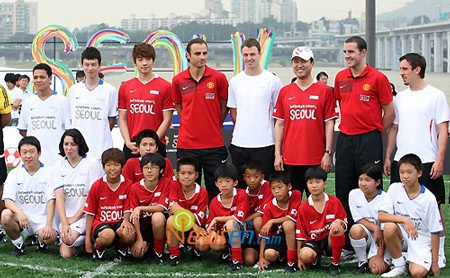 Bi (Rain) trổ tài chơi bóng đá - 1 Bi (Rain) trổ tài chơi bóng đá - 1