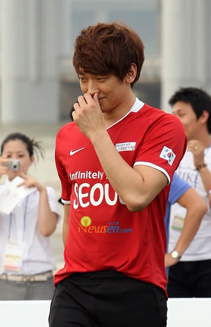 Bi (Rain) trổ tài chơi bóng đá - 3 Bi (Rain) trổ tài chơi bóng đá - 3