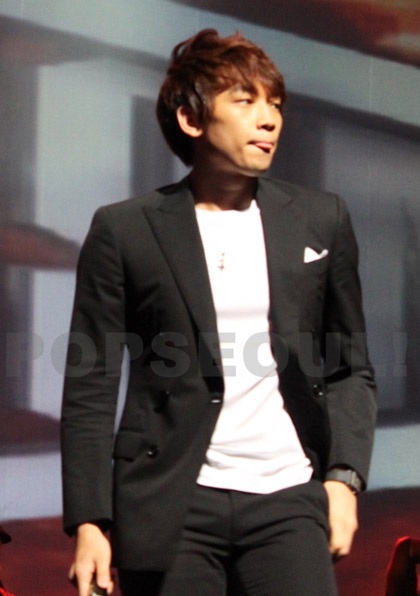 Bi (Rain) trổ tài chơi bóng đá - 19 Bi (Rain) trổ tài chơi bóng đá - 19