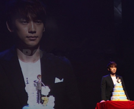 Bi (Rain) trổ tài chơi bóng đá - 20 Bi (Rain) trổ tài chơi bóng đá - 20