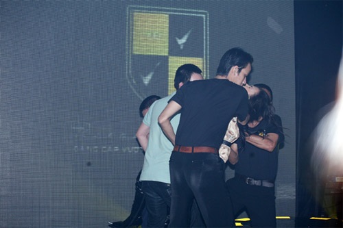 Tinna Tình ngất xỉu trên sân khấu  - 6