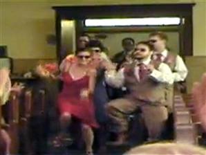 Youtube “nóng” với clip đám cưới “nổi loạn” kiểu Mỹ - 3 Youtube “nóng” với clip đám cưới “nổi loạn” kiểu Mỹ - 3