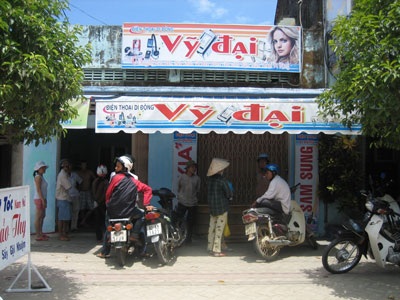 Xác chết nằm trong bụi cây cảnh - 2