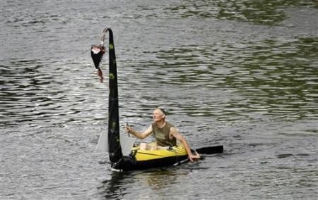 Chùm ảnh: Thi bơi “thuyền” không động cơ độc đáo - 7