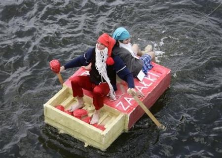 Chùm ảnh: Thi bơi “thuyền” không động cơ độc đáo - 1