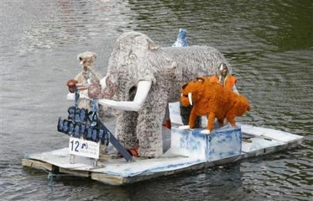 Chùm ảnh: Thi bơi “thuyền” không động cơ độc đáo - 5