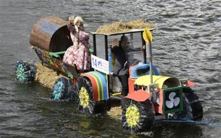 Chùm ảnh: Thi bơi “thuyền” không động cơ độc đáo - 13