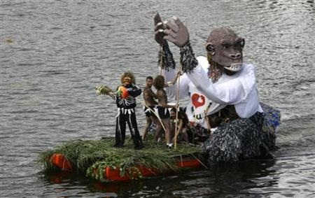 Chùm ảnh: Thi bơi “thuyền” không động cơ độc đáo - 11