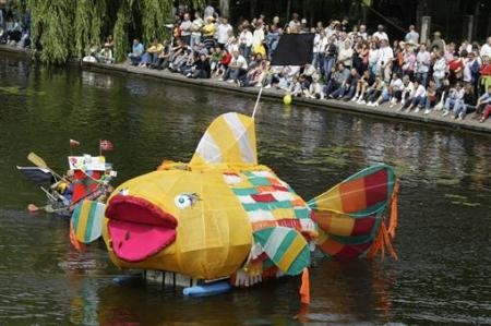 Chùm ảnh: Thi bơi “thuyền” không động cơ độc đáo - 8