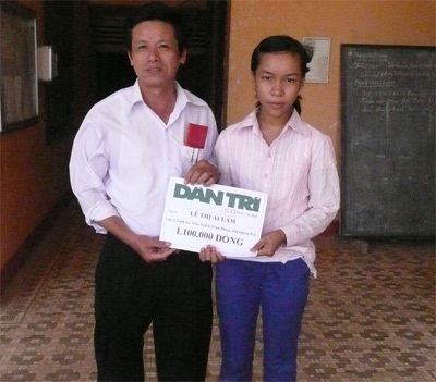 Ba chị em mồ côi lần thứ 3 nhận được quà nhân ái - 1 Ba chị em mồ côi lần thứ 3 nhận được quà nhân ái - 1