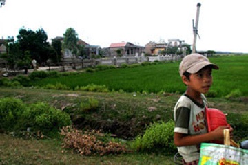 Ông giám đốc “hoá thần” trong lòng dân vạn đò - 1 Ông giám đốc “hoá thần” trong lòng dân vạn đò - 1