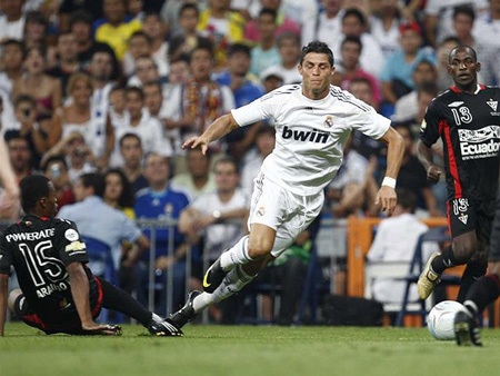 C. Ronaldo "phát hỏa" giúp Real Madrid hạ gục LDU Quito - 1