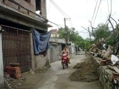 Thi nhau bán đất, xây nhà trên đất lưu không đường tàu - 1 Thi nhau bán đất, xây nhà trên đất lưu không đường tàu - 1