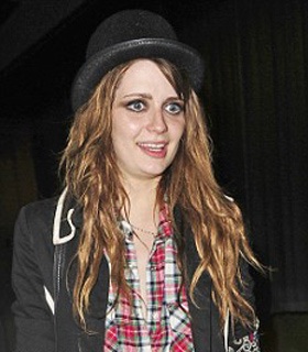 Hình ảnh đầu tiên của Mischa Barton sau khi đi điều trị thần kinh - 1 Hình ảnh đầu tiên của Mischa Barton sau khi đi điều trị thần kinh - 1