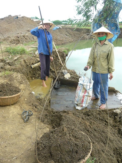 Dùng mắm tôm, trứng thối “tập kích” trạm gác mỏ quặng - 2