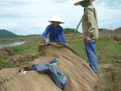 Dùng mắm tôm, trứng thối “tập kích” trạm gác mỏ quặng - 3