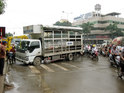 Xe tải gãy cầu trước, chắn ngang quốc lộ 6 - 1