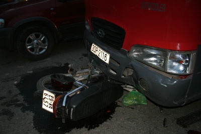 Xe máy đấu đầu xe khách, 2 cha con nhập viện - 1