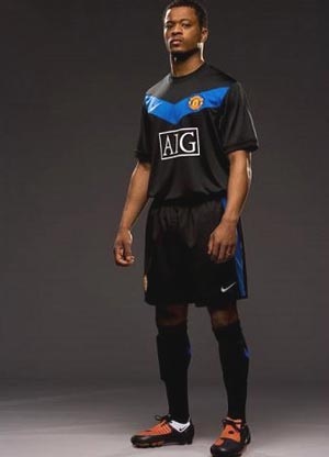 MU ra mắt mẫu áo đấu sân khách mùa tới - 6 MU ra mắt mẫu áo đấu sân khách mùa tới - 6