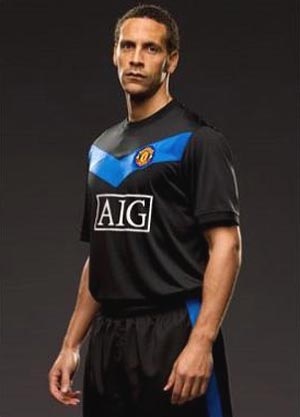 MU ra mắt mẫu áo đấu sân khách mùa tới - 3 MU ra mắt mẫu áo đấu sân khách mùa tới - 3