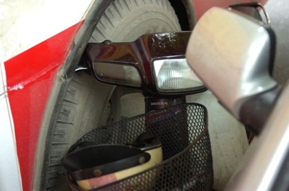 Xe máy kẹp cứng giữa hai ô tô trên đường Kim Mã - 2