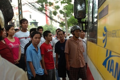 Xe máy kẹp cứng giữa hai ô tô trên đường Kim Mã - 4