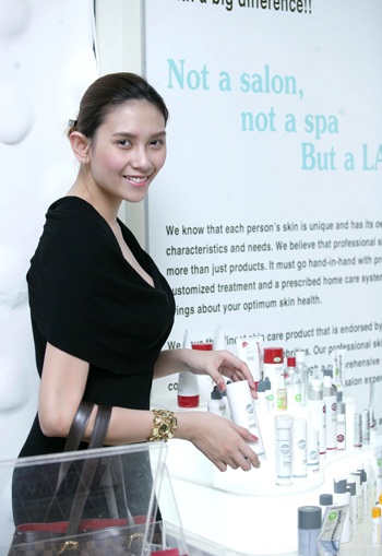 Nhan sắc Hoàng Yến bận rộn trước ngày lên đường “thi đấu” - 12