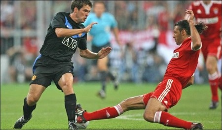 Ferguson tiếc rẻ, Van Gaal mừng ra mặt - 1