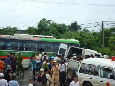 Tai nạn kinh hoàng làm 3 người chết, 18 người bị thương - 4