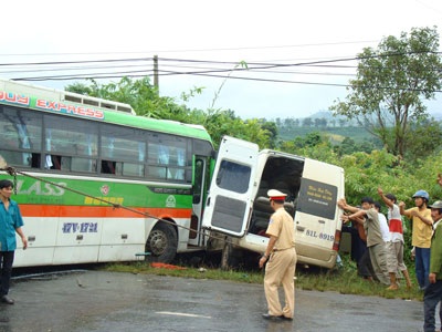 Tai nạn kinh hoàng làm 3 người chết, 18 người bị thương - 3