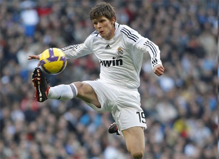 Real Madrid dùng Huntelaar làm “vật thế chấp” để mua Xabi Alonso - 1 Real Madrid dùng Huntelaar làm “vật thế chấp” để mua Xabi Alonso - 1