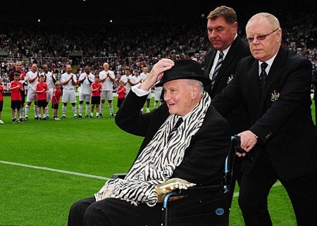 Sir Bobby Robson qua đời vì ung thư - 1 Sir Bobby Robson qua đời vì ung thư - 1