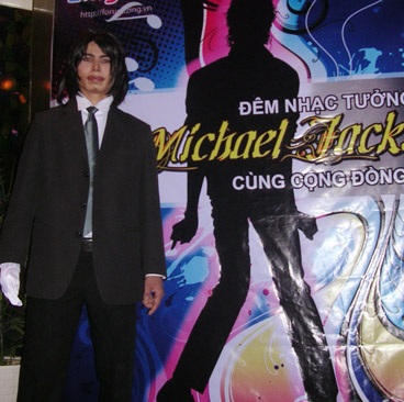 Fan Sài Gòn lại cuồng nhiệt cùng âm nhạc của Michael Jackson - 1 Fan Sài Gòn lại cuồng nhiệt cùng âm nhạc của Michael Jackson - 1